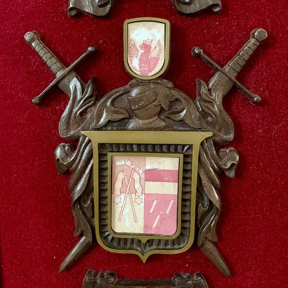 Vintage Family Crest On Red Velvet 14/17” Plastic - Picture 2 of 10